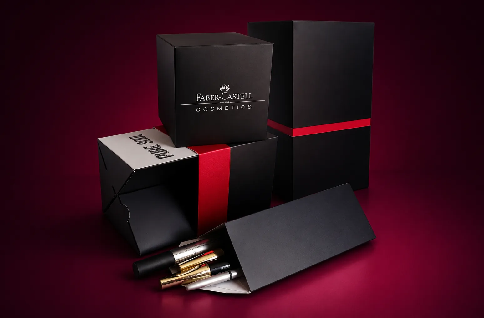 Embalagem Faber-Castell Cosmetics em preto e vermelho criada pela Pquadrado|brand
